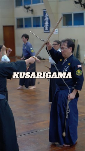A kusarigama é uma arma tradicional japonesa formada por uma foice (kama) acoplada a uma corrente (kusari) com um peso metálico na extremidade. Essa combinação tornava-a uma das armas mais versáteis e complexas do arsenal samurai. Seu uso exigia alto nível técnico. A corrente podia ser lançada para imobilizar o oponente, prender ou desarmar sua arma e controlar a distância. O peso servia para golpear e quebrar ossos, enquanto a lâmina cortava e perfurava. O cabo também podia ser usado defensivam