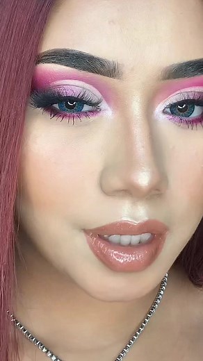 Maquillaje del Color de Año 2023: Magenta