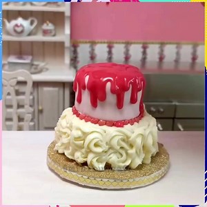 Mini heart drip buttercream swirl cake By: MinibunCafe | MetDaan Cakes