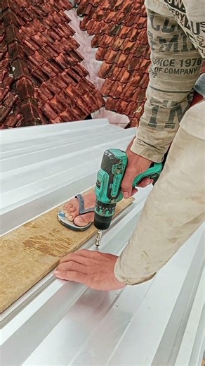 Spandek installation work: fasten the spandek to the battens using roofing screws.