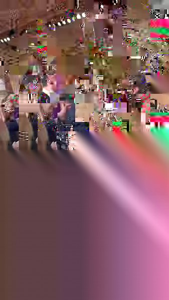 464K views · 1K reactions | Halle Berry y Adrien Brody recrean su icónico beso en la alfombra roja de los Oscars, como en “El Pianista” en 2003.﫶 #OscarsEDF2025 CC: @theacademy | Estilo DF | Facebook