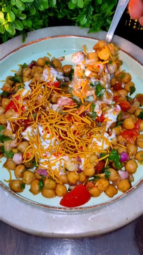 dipasaini111 on Instagram: "😋 Chhole Chat Recipe 👌 Ingredients-👇 Chhole Pyaaj Hari Mirch Tamatar Hara Dhaniya Namak Laal Mirch Chaat Masala Jeera Powder Dahi Imli chatney Aloo Bhujia 👍 Do like, share & Follow for More Recipes #chatpatachanachaat#chholechat#Cholaychaat#shorts #recipe"