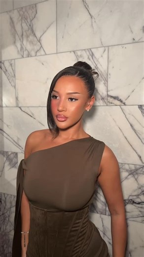 Ryley Isaac on Instagram: "Quick grwm 🎀 Products - @rimmellondon mega lift mascara, multi tasker foundation shade 090 toffee & oh my gloss! Lip oil #makeup #grwm"