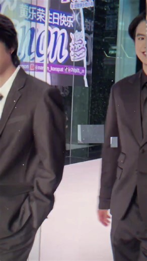 2 zai đẹp đi cạnh nhau. Thỉnh thoảng lên công ty đi qua poster đó cũm đc #ohmpawat #ohmnanon #uni_ohmnanon💫 #panon_uni