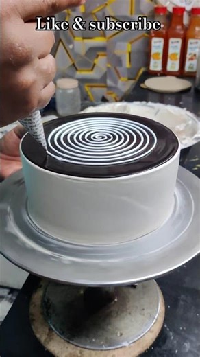 Famous cake design 🎂 #trendingdesign #shorts #shortsviral #shortsfeed #viral #ytshorts #cake #fyp