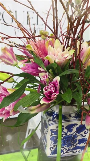 I know I make flower designing look easy, but that's because it is! #flowers #flowerdesign