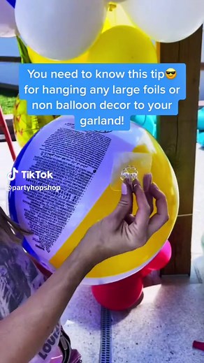 Tip Tuesday ✨ This is a great way to attach any larger foils or other add-ons like a beach ball to your balloon garkands. 🎈 Let us know if you try this & hope it helps!! 🙌🏻 #tips #tipsandtricks #ballootutorial #balloongarland #partyideas #partydecor #eventstyling #partyplanner #balloonstylist #balloondecor #summerparty