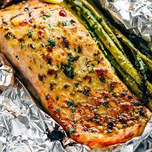 ✴️ 𝙍𝙀𝘾𝙄𝙋𝙀: https://cafedelites.com/lemon-parmesan-salmon-asparagus-foil-packs/ Lemon Parmesan Salmon & Asparagus Foil Packs are so easy to make, and are packed with flavour! Baked OR grilled! | Cafe Delites