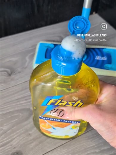 Work smarter not harder with Flash Direct To Floor.. No bucket, No prep, just Squeeze onto your floor surface Mop to lift daily dirt It really is Easy Peasy Lemon Squeezey 🍋🍋 #flashdirectofloor #easypeasylemonsquezzy #savvycirlce #backtocleaninaflash