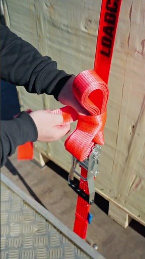 ➡️ Anleitung: Gurtkrawatte richtig binden – für saubere Ladungssicherung!