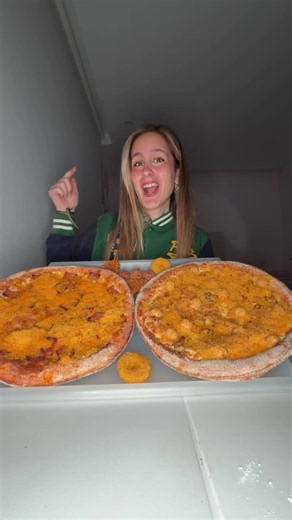 Comiéndome las novedades de @Telepizza España x @Chester Cheetah 🍕 la jugona de pollo y la de bacon 🥓🍗 y los entrantes! #telepizza #mukbang #cheetos #pizza #entrantes