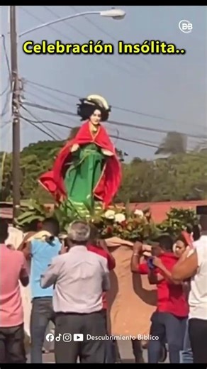 Danza insólita frente a estatuas durante una celebración callejera