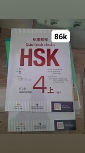 Giáo Trình Chuẩn HSK 4 Bài Tập (Tập 1)GIÁO TRÌNH CHUẨN HSK chia thành 6 cấp độ với tổng cộng 18 cuốn, có những đặc điểm nổi bật sau:Kết hợp thi cử và giảng dạy: Được biên soạn phù hợp với nội dung, hình thức cũng như các cấp độ của đề thi HSK thật, bộ sách này có thể được sử dụng đồng thời cho cả hai mục đích là giảng dạy tiếng Trung Quốc và luyện thi HSK.Bố cục chặt chẽ và khoa học: Các điểm ngữ pháp được giải thích cặn kẽ, phần ngữ âm và chữ Hán được trình bày từ đơn giản đến phức tạp theo từn