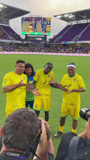 That was my experience with these legends. I still have goosebumps when I think that I was in the locker room with them. Seein legends of this caliber put their clothes to enter the field, as well as me at the same time !!! I felt like I was dreaming, you gave me the most beautiful game in the world in every way. I laughed so much with you , and thanks to all the people who were there to watch the game. It was a pleasure to take pictures with you . These are emotions that I will never forget #le