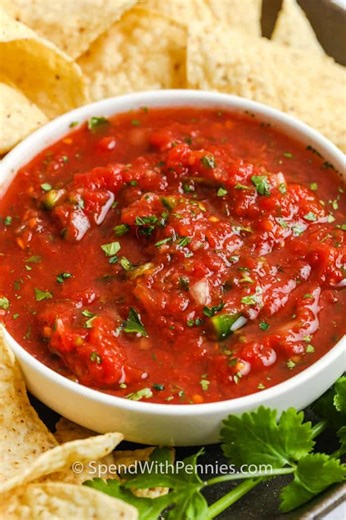 Fresh and delicious restaurant-style salsa in under 5 minutes! With just a handful of ingredients, it’s perfect for chip dipping or taco topping. Once you try it, you'll never settle for jarred salsa again!🍅🍋‍🟩 ⬇️RECIPE IN COMMENTS⬇️ | Spend With Pennies