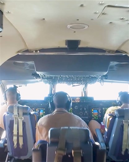 Amazing C-5M Super Galaxy Cockpit View 😍 | US Military News