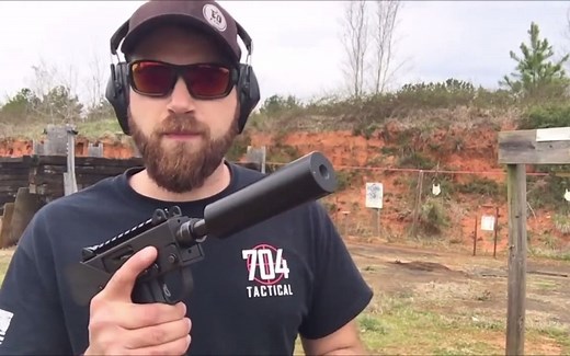 Mac-11冲锋枪，配备消音器实弹射击测试，声音小的可以忽略不计，我还是喜欢叫它吹风机