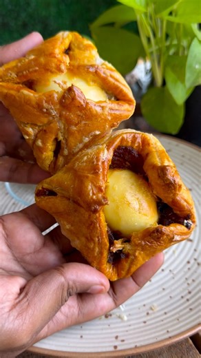 😱வீட்டிலே Bakery Style மொருமொரன்னு Egg Puff😋 Easy Tea Snacks| Air fryer recipes #eggpuff #shorts