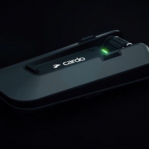 3.2K views · 23 reactions | Rencontrez le futur de la communication en groupe à moto avec le Scala Rider Packtalk Edge JBL Solo de Cardo Systems ! Offrant une connectivité Bluetooth 5.2 pour une portée impressionnante jusqu'à 8km entre 15 motards, vos balades ne seront plus jamais les mêmes. A découvrir en magasin ou sur notre site internet  #OnTheRoadAgain #Moto #Bikelife #Motorcycle #Cardo #Equipementmoto | Speedway Equipements Motos & Scooters | Facebook