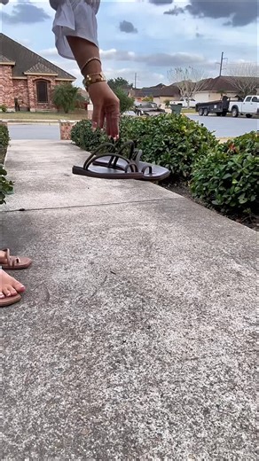 Bekah Lynne on Instagram: "Crocs Miami toe loop sandals 💖 1. MAKE SURE YOU’RE FOLLOWING ME, if not it will go into your requested folder so check there 🙂 2. Comment "SANDALS" to get the link automatically sent to you! #crocs #crocsmiamitoeloop #crocssandals #crocsmiami #ad"