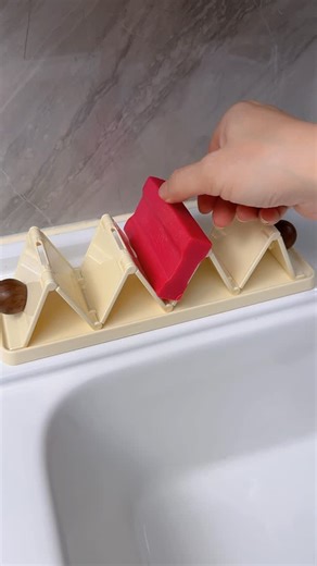 Decoration 💫 on Instagram: "The design of this soap dish is absolutely brilliant! 🤩 Featuring foldable, wave-like dividers, it allows for rapid drainage, keeping your soap clean and hygienic! #SoapDish #SoapBox #GoodFinds #BathroomEssentials #DrainingSoapDish #HygienicStorage #FoldingDesign #BathroomOrganization #MustHave"