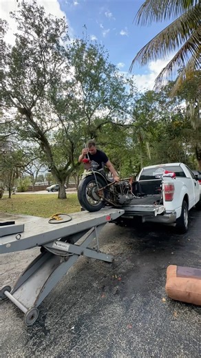 Luckily the handy lift works 🤣 #harleydavidson #harley