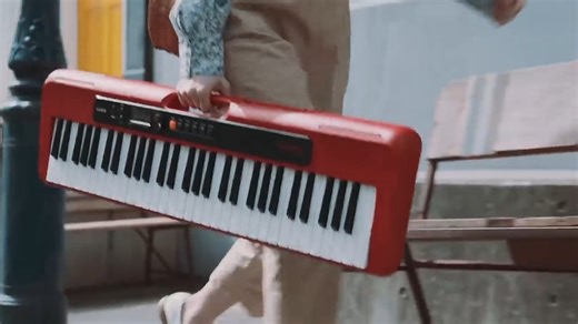 🎹 Tu música, donde quieras y cuando quieras. El CT-S200RD es un teclado portátil pensado para quienes quieren tocar con libertad, explorar sonidos y disfrutar la música desde el primer acorde. ❤️ Color rojo vibrante que añade energía y personalidad 🎵 Sonidos ricos y claros que inspiran tu creatividad 🔊 Altavoces integrados potentes, sin necesidad de equipo extra 🎧 Salida para auriculares, ideal para practicar sin interrupciones 🔗 Encuéntralo aquí: https://www.casio.com/mx/electronic-musical