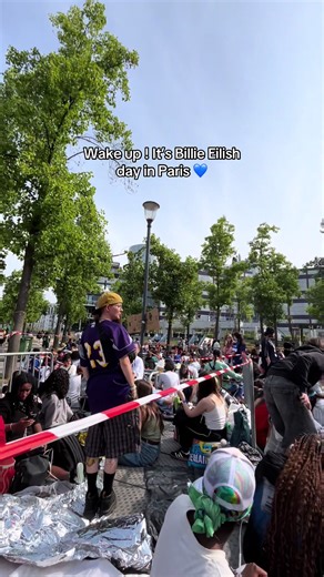 Je suis arrivée à 3h45 et je suis 668ème dans la file 😭😭 #billieeilish #concert #hmhas #hmhastour #paris #accorarena #bercy #accorarenabercy #happierthanever #birdsofafeather #viral #pourtoi #fyp #pourtoii #pourtoipage #foryou
