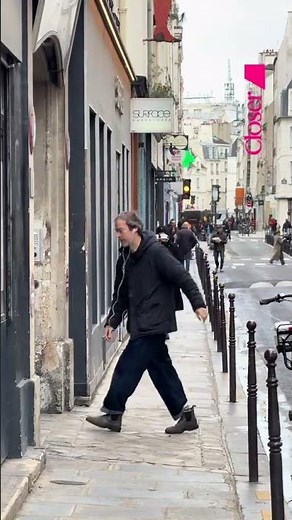 😎👀 Lily-Rose Depp joue à cache-cache dans les rues de Paris ! Repérée aujourd’hui dans la capitale,