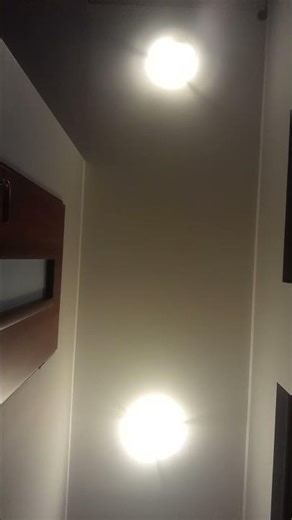 Pociąg lego (60197) przejeżdżający nad kamerą telefonu