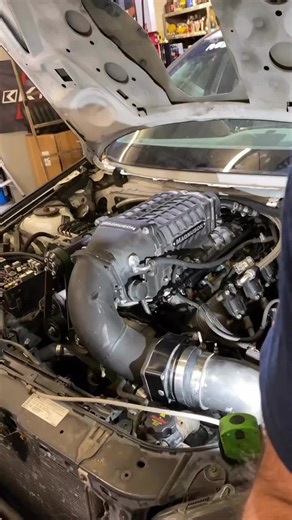 Es wird höchste Zeit, Onkel Sam in Schwung zu bringen! @travis_scott07 hat den Motor in Rekordzeit eingebaut! #🇺🇸 #fasterproms #Laune #unclesam