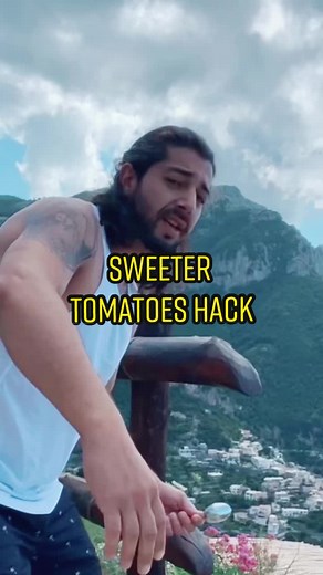 Baking Soda = Sweeter Tomatoes 🤩🌱 #garden #plants #tomato #lifehack #hack #gardening101 #planttips #plantsoftiktok #didyouknow #howto #plantbased