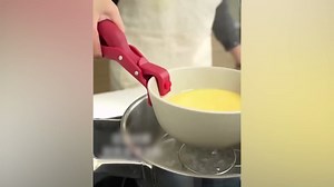 Multi-Function Anti-Scald Bowl Clip. Hot Bowl Dish Plate Gripper Clips Tongs Clamp Holder, Kitchen Silicone Anti Slip Clip (Red)