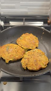 Focaccine in padella con farina di ceci e verdure Idea per inserire i legumi nel propio piano alimentare https://blog.giallozafferano.it/benessereegusto/ricetta-focaccine-con-farina-di-ceci-e-verdure/ | Benessere e Gusto blog - Ricette facili