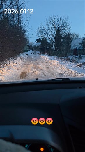 A mai nap margoján 30 métert 45 perc alatt tudtunk megtenni… 😔❄️ Már akkor is csúszkált az autónk, amikor az állatorvosainkhoz indultunk. Az út hiába volt letolva, alatta mélyen le volt fagyva, így még a motoros postás sem jön fel hozzánk ilyen körülmények között. 🚫🏍️ És igen… az