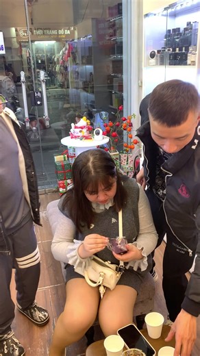 Tưởng mua tặng vợ mùng 8/3 sớm . Nhưng khách bảo không chuyện nào ra chuyện đó 😂😂😂🤟🤟🤟 •———-————༺⚜️༻———————• VŨ PERFUME #89 #BẠCHMAI Check uy tín tại đây : https://maps.app.goo.gl/AosUKq5Xowpf5GRH9 Chuyên : Nước Hoa ,Mỹ phẩm AUTH ( bồi thường nếu phát hiện FAKE) 👉 CÓ MÁY QUẸT THẺ ❌ LUÔN TUYỂ.N CỘNG T,VIÊN 👉 HÀNG SẴN 2 ĐẦU : HÀ NỘI - SÀI GÒN ( các vùng lân cận thì nhận hàng sau 1-2 ngày ) 👉Hàng đã mua ko đổi dưới mọi hình thức •——————༺⚜️༻——————• ‼️SHIP TOÀN QUỐC & QUỐC TẾ ‼️ Zalo 0385.888