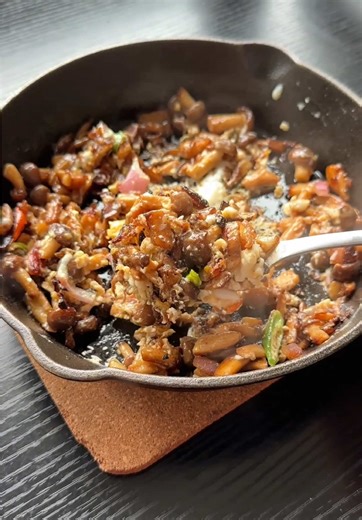 Sizzling Mushroom Sisig 🍄🔥 Ingredients: 2 packs or 400g Brown shimeji mushrooms *1 pack ginamit ko nung una pero ang konti lang kaya dinalawa ko na kaya dumami bigla haha 1-2 tbsp Plant-based oil 1/2 bulb Garlic 1/2 Large Onion 2-3 Green sili 2-3 Red sili 1 tsp Black pepper 1 tbsp Liquid seasoning 1-2 tbsp Mang Tomas sarsa 1 tbsp Mayo 1 Egg 2 Calamansi #mushroom #sisig #recipe