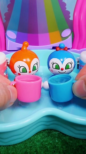 ドキンちゃんとコキンちゃん、公園でおもちゃ遊び＆水分補給！