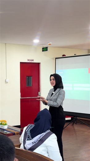 Belajar ilmu baru🤟🏻💗 Belajar beberapa kosakata bahasa isyarat untuk memudahkan komunikasi dengan teman Tuli. 🤍 Bukan untuk menggantikan peran komunitas Tuli, tetapi sebagai langkah kecil untuk membangun komunikasi yang lebih inklusif. Belajar bahasa isyarat mengajarkan saya satu hal sederhana: komunikasi bukan hanya tentang berbicara, tetapi tentang kemauan untuk memahami. Karena setiap orang berhak didengar—bahkan ketika mereka tidak menyampaikannya dengan suara. Sedikit belajar, sedikit me
