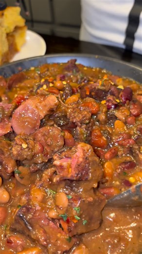 15 Bean Soup that’ll literally make you wanna slap somebody for real 🤯🍲Get a bowl cornbread for $12.99 Come thru Big Chef’s cookin up soul ✋🔥 | It's Time To Eat