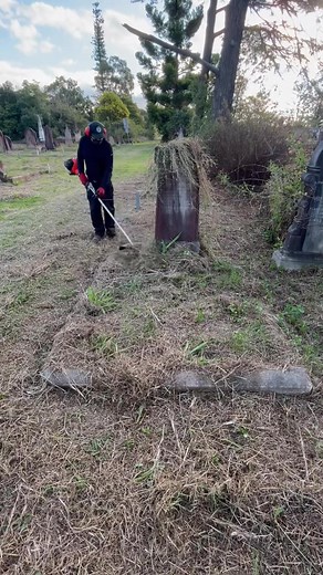 Cleaning up this Grave. #graveyard #cleanup #cleaning #clean #cleaningtiktok #cleanwithme #lawncare #nathanslawnsandgardens #echotoolsaustralia #cleanandclear