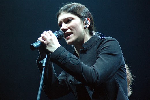 Eppure sentire (un senso di te) di Elisa, il significato: 'Nei sogni in fondo a un pianto'