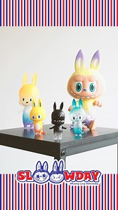 【ART TOY COLLECTION by KASING LUNG & HOW2WORK】 隨著 COMPLEXCON HONGKONG 2025 潮流盛事的正式到來，KASING 老師與 HOW2WORK 亦攜手為大家帶來多款全新 ART TOY 作品，為這場潮流盛宴增添更多驚喜！當中包括 COMPLEX CON HONGKONG 2025 獨家限定的 LABUBU BOSONS 和 MINI LABUBU NACHT，將於 SLOOWDAY 展位限量發售。此外，深受大家喜愛的人氣角色 ZIMOMO 也將推出全新版本，包括 ZIMOMO SLOOW、MINI ZIMOMO SLOOWY 和 MINI ZIMOMO MET 搶先於場內亮相！ - COMPLEXCON HONGKONG 2025 DATE：21-23/3 ADDRESS：BOOTH B01 / ASIAWORLD-EXPO - @sloowday.official @kasinglung @how2work @complexchinese @complexcon | Sloowday