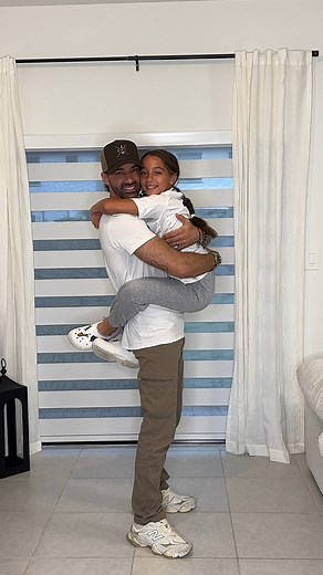 358K views · 11K reactions | Vi este juego en redes y me pareció una idea hermosa para hacer con Alaïa. Entre risas y respuestas sinceras, terminamos teniendo una conversación muy especial. A veces, estos pequeños juegos nos recuerdan algo grande. ✨ | Toni Costa | Facebook