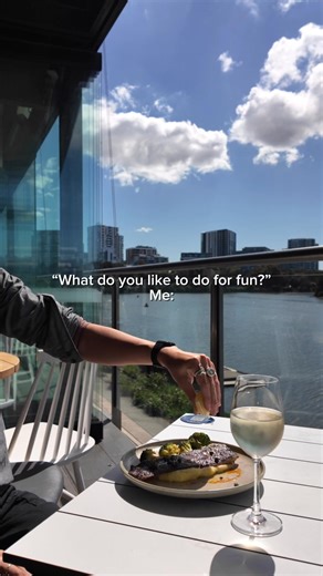 Make your weekend perfect: river views, tasty food, and a cold drink in hand! 🍴🤤 | Rowers On Cooks River