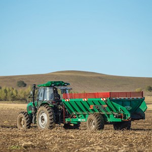 [Hot Item] Hot Sale Wide Adaptability Large Loading Capacity Farm Transporter Self-Unloading Potato Transporter