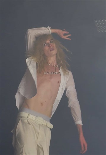 Hollis performing „gold“ and giving everything 🤞🏼 #2hollis #fyp #viral #concert #whitetiger