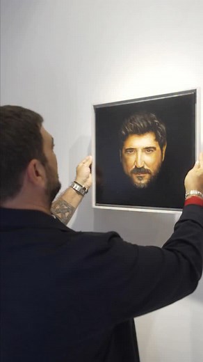 Por aquí os dejo este vídeo de la exposición y os recuerdo que mañana tendréis disponible mi nuevo disco El Tiempo No Es Oro🤩 | Orozco