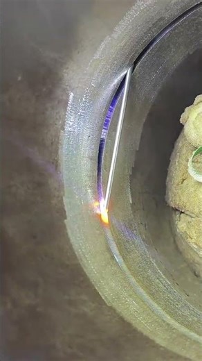 Welding the inside of a metal pipe #popular #construction #welding #skills