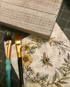 1.4K reactions · 203 shares | Watch this Pallet Box Frame take on a BEEutiful new life!! I love to craft!! If you would like info on my Napkin Club, you can see all the details here: https://www.misstracycreates.com/the-napkin-club/ | Miss Tracy Creates | Facebook